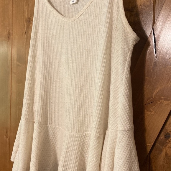 Old Navy Women’s Pointelle Knit Peplum Swing Tank size medium - Picture 5 of 6